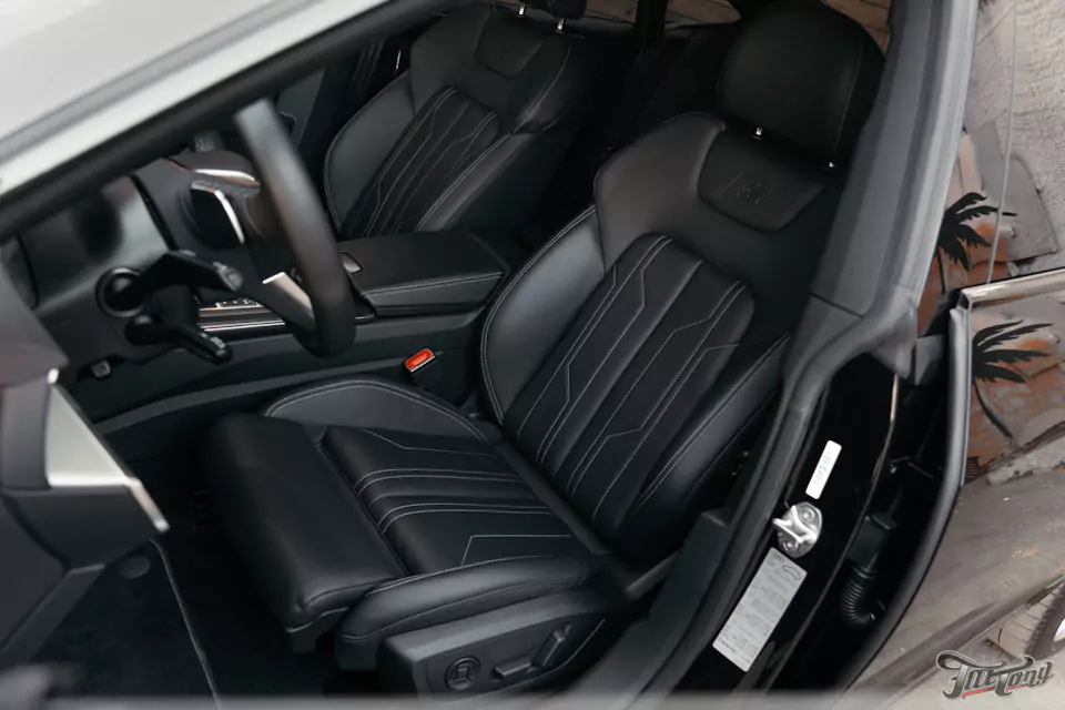 Классический карбон под матовым лаком в салоне Audi A7 и комплекс детейлинг-услуг